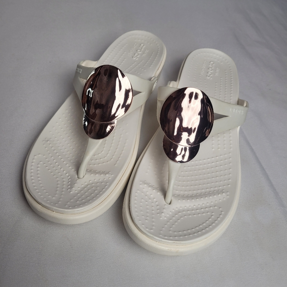 Crocs Sanrah Wedge Flip Flop Sandals Ivory With Bronze Detail Women's Size 10